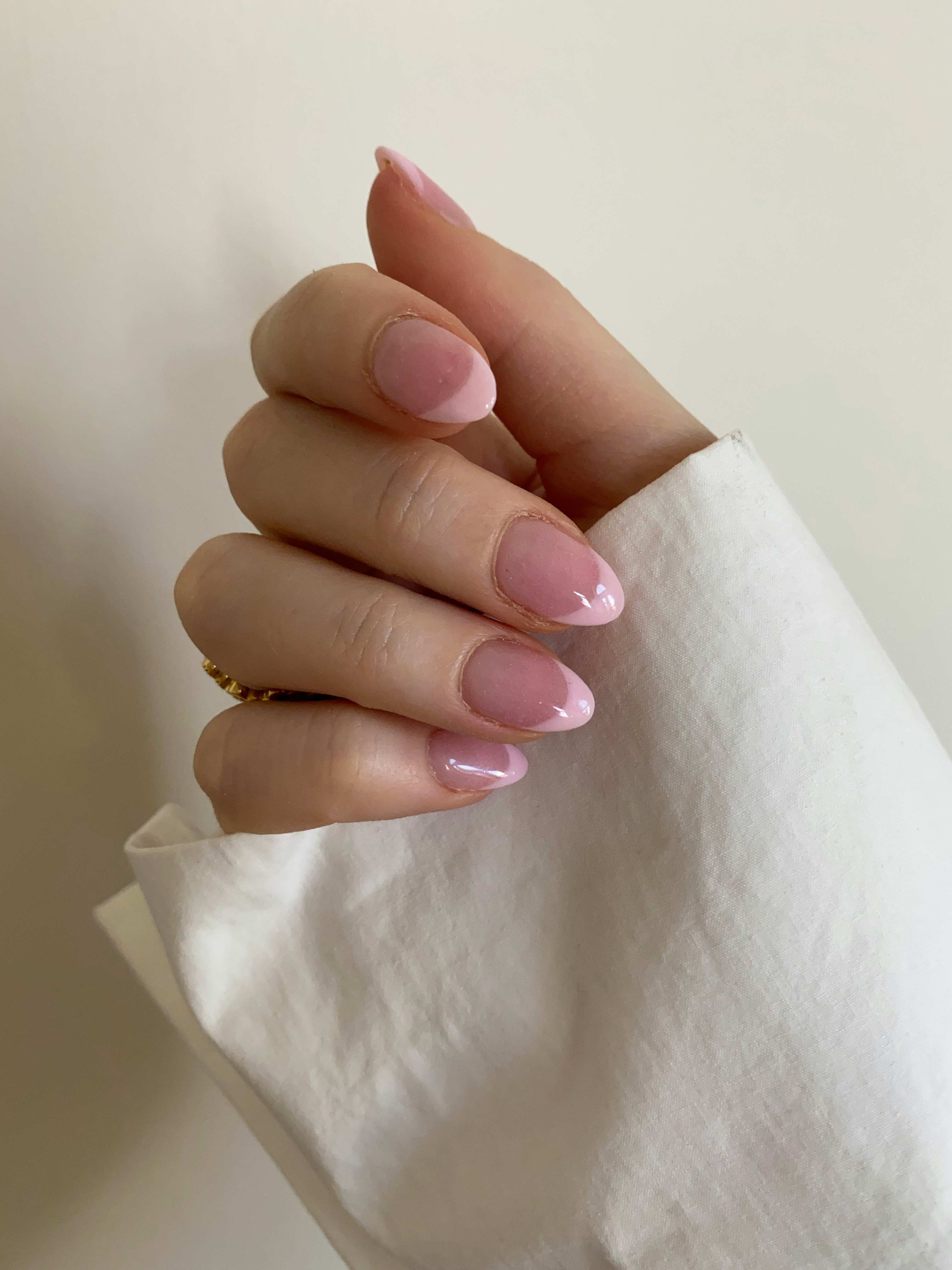 施術後にツヤを確認しているハンドネイル